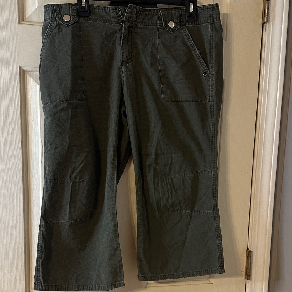 Chic Olive Green Capris for Women
